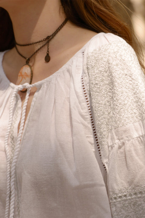 CHER - Blusa in cotone ricamato, colore bianco ghiaccio