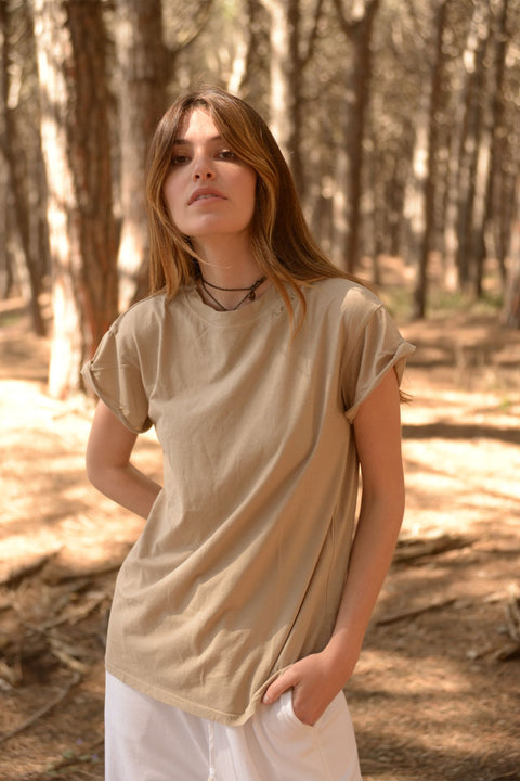 GRETA - T-shirt in cotone organico con scollo tondo, colore cammello