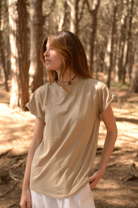 GRETA - T-shirt in cotone organico con scollo tondo, colore cammello